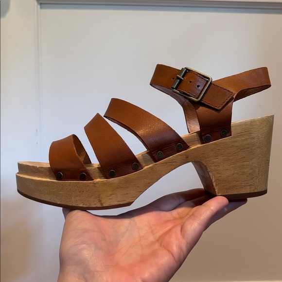 Madewell The Sigrid Strappy Clog Sandals in English Saddle - Picture 11 of 16